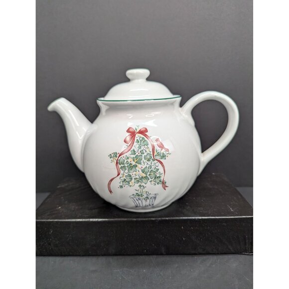 Vintage Corelle Callaway Holiday Christmas Teapot with Lid 6 Cups 48 Oz - Picture 1 of 9